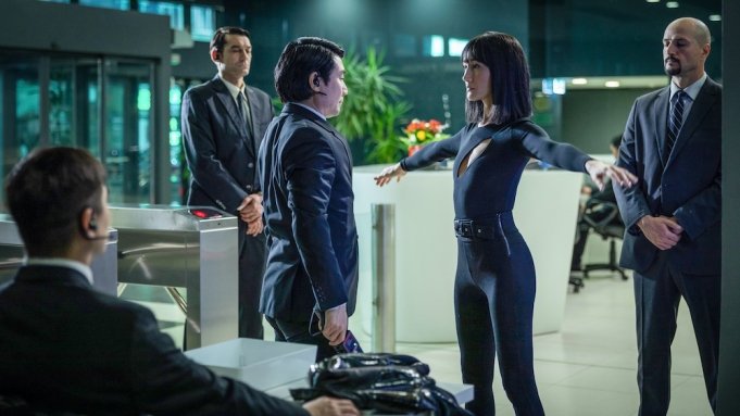 Anna (Maggie Q) allows herself to be frisked for weapons in the 2021 "The Protegé". How to read this scene ...