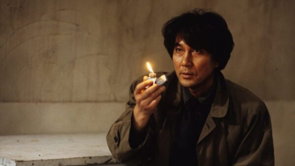 Still in which Takabe tries to hypnotize Mamiya with his lighter, from the 1997 Kiyoshi Kurasawa film "Cure"